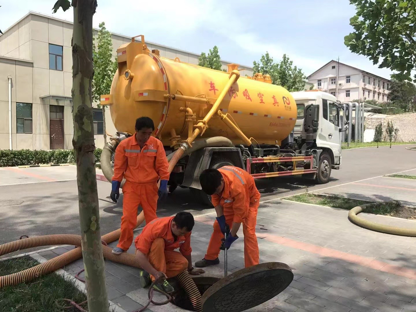 曲麻莱化粪池清理与5-8吨吸粪车施工效率分析